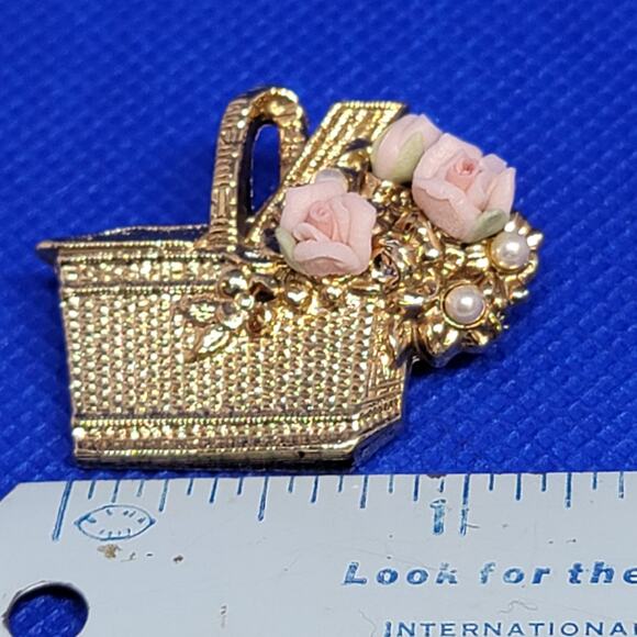 VNTG Gold Toned Picnic Basket Pin With Pastel Pink Roses & Pearls Brand 1928 - Picture 7 of 7